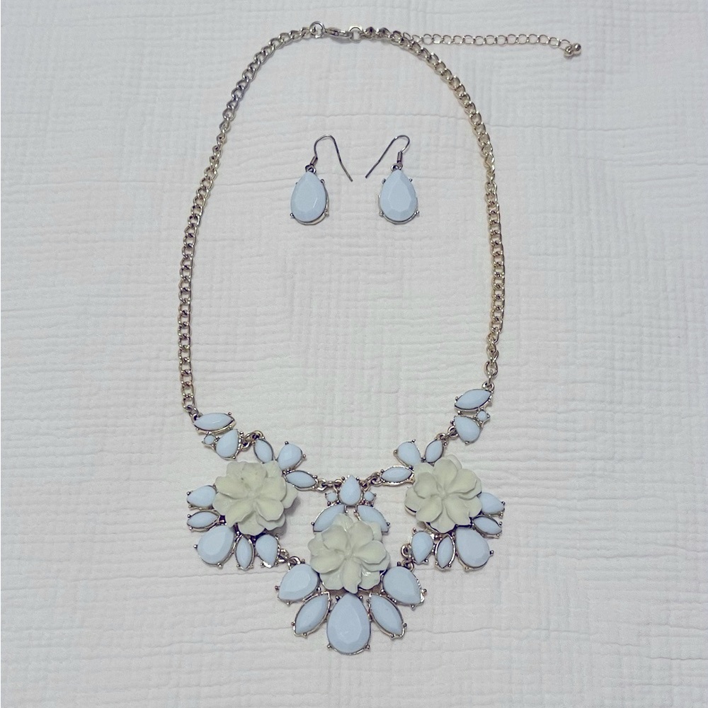 Elegant Blue, Gold, and Green Floral Necklace Set